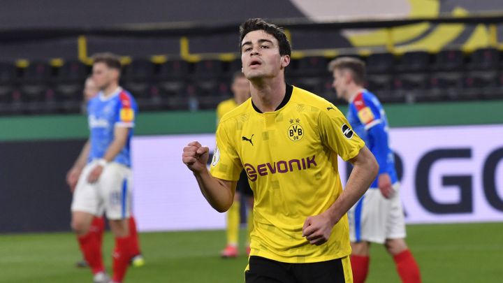 Giovanni Reyna festejando su segundo gol en la Copa Alemana para el duelo entre Borussia Dortmund y Holstein Kiel.