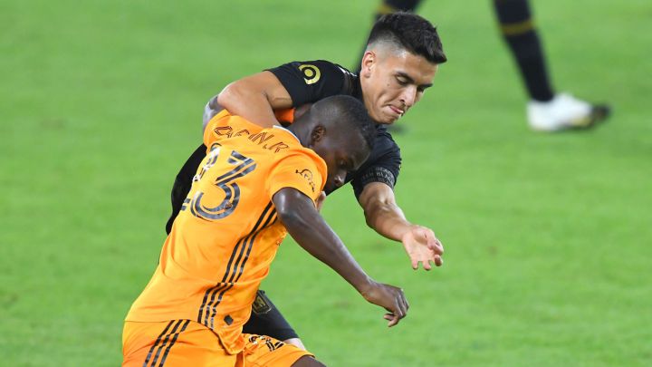 Eduard Atuesta y Darwin Quintero peleando por el balón en duelo entre LAFC y Houston Dynamo en la MLS.