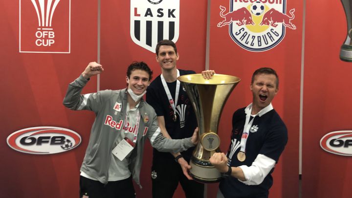 Jesse Marsch y Brenden Aaronson cargando la Copa de Austria.