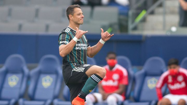 Javier "Chicharito" Hernández celebrando uno de sus tres goles en juego de LA Galaxy ante New York Red Bulls.