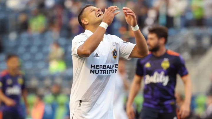 Chicharito se lamenta una jugada durante el encuentro entre Seattle Sounders y LA Galaxy, de la semana 3 de la MLS 2021.
