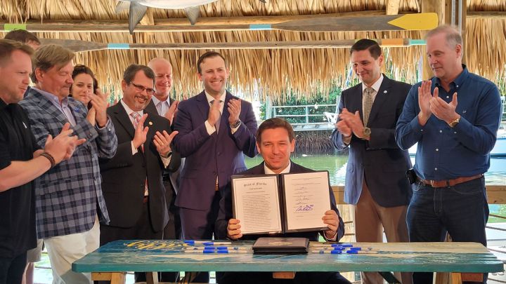 El gobernador de Florida, Ron DeSantis, firmó una ley que anula todas las medidas y restricciones relacionadas con el coronavirus