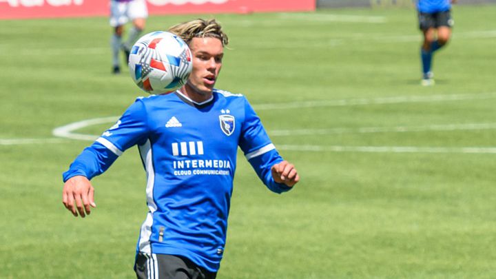 Cade Cowell buscando controlar el balón en partido de San Jose Earthquakes ante FC Dallas en el PayPal Stadium.