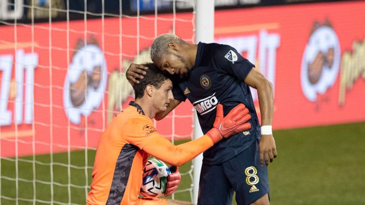 José Andrés Martínez felicita a Matt Freese tras una atajada del portero en duelo de Philadelphia Union ante New England Revolution en el Subaru Park.