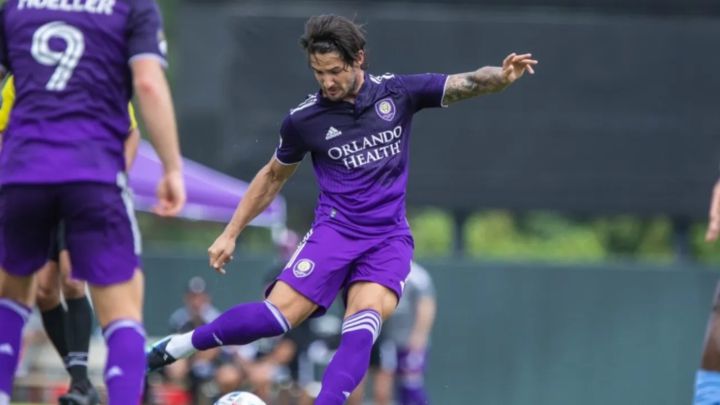 Alexandre Pato disparando en tiro amistoso de Orlando City previo a la temporada 2021 de la MLS.