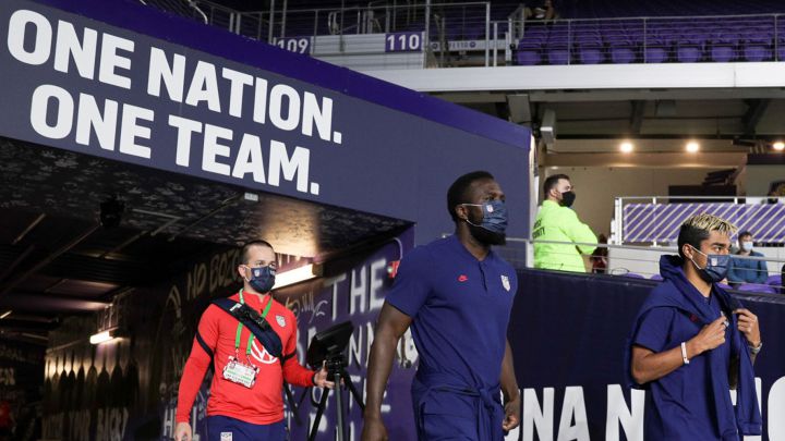 Jozy Altidore saliendo al reconocimiento de cancha en duelo entre Estados Unidos y Trinidad y Tobago desde el Exploria Stadium.