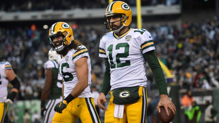 Aaron Rodgers y Jake Kumerow con los Packers