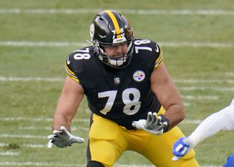 Ravens firman a Alejandro Villanueva por dos años