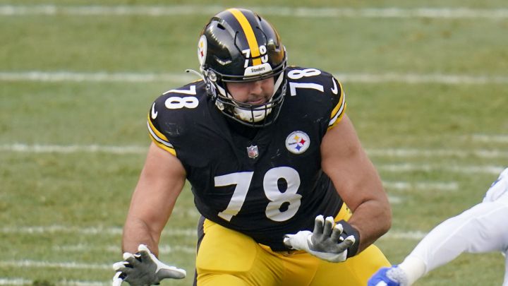 Alejandro Villanueva con los Steelers