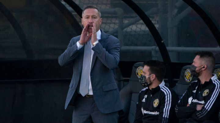 Caleb Porter dando indicaciones en juego de Columbus Crew ante Philadelphia Union en el Crew Stadium.