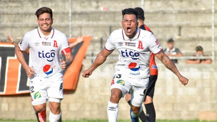 Michell Mercado celebra su gol ante CD Águila.