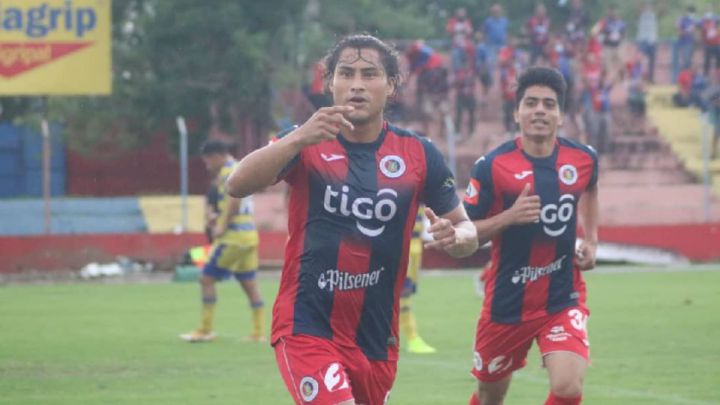 Dustin Corea festeja el gol del triunfo para CD FAS sobre la hora.