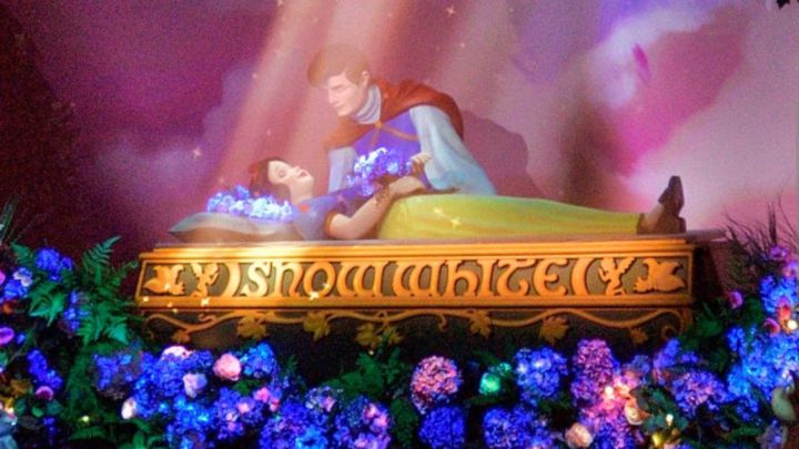 Critican atracción de Blancanieves en Disney por beso "no consensuado"