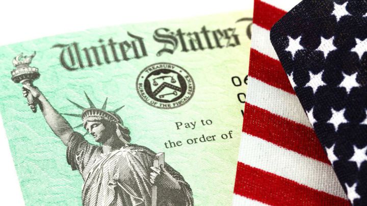 Cheque de estímulo estadounidense y bandera de Estados Unidos