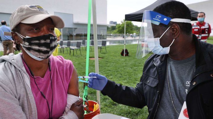 Mujer recibiendo la vacuna contra el coronavirus