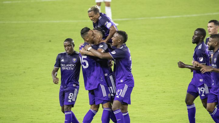 Junior Urso es felicitado por sus compañeros gracias a un gol hecho en duelo de MLS ante FC Cincinnati.