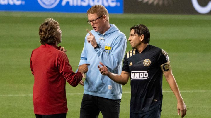 Jim Curtin y Gabriel Heinze discutiendo y con intervención de Alejandro Bedoya tras el cierre de los cuartos de final entre Atlanta United y Philadelphia Union en la Concachampions.