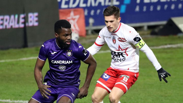 Kemar Lawrence protegiendo el balón de Alessandro Ciranni en juego de la liga belga entre Anderlecht y Mouscron.