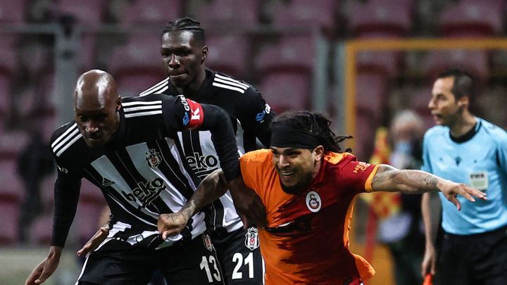 DeAndre Yedlin peleando el balón con Atiba Hutchinson en partido entre Besiktas y Galatasaray en el Turk Telekom Stadium.