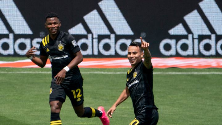 Lucas Zelarayán celebra su gol de tiro libre anotado con Columbus Crew ante D.C. United en el Historic Crew Stadium.