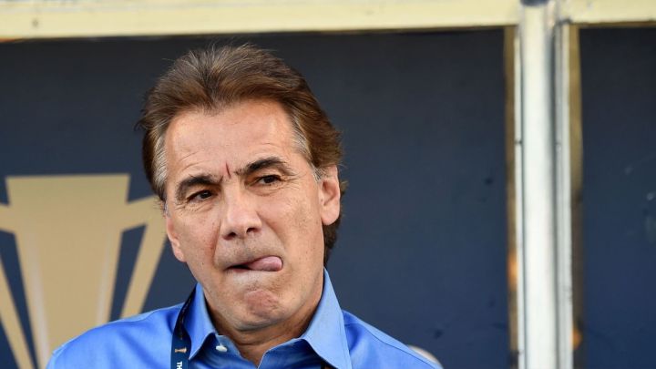 Carlos de los Cobos en juego de la Copa Oro de 2019 entre El Salvador y Curazao.