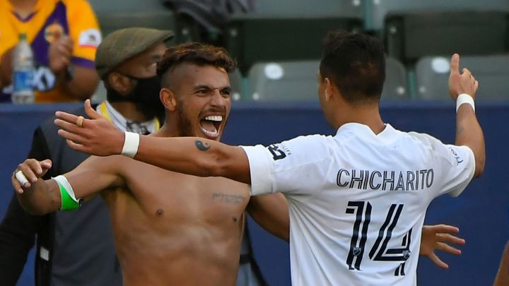 Jonathan Dos Santos y Javier Hernández celebran el gol de la victoria en el clásico de El Tráfico ante LAFC en el Dignity Healt Sports Park.