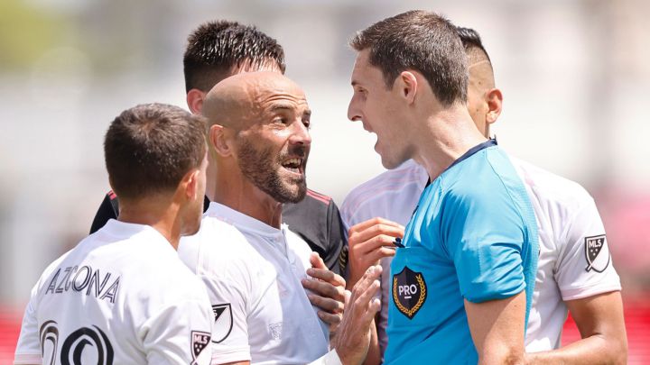 Federico Higuaín, Víctor Ulloa y Edison Azcona reclaman al silbante Joe Dickerson en final del encuentro entre Inter Miami y Atlanta United en el DRV PNK Stadium.
