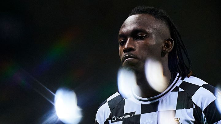 Alberth Elis en juego de Boavista en contra de Benfica en el Estadio do Bessa Seculo XXI en la Liga NOS.