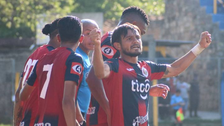 Wilma Torres festejando su valioso gol con CD FAS.