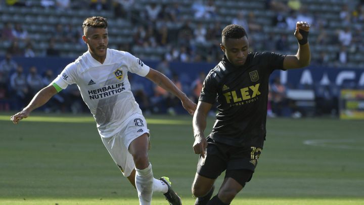 Jonathan Dos Santos marcando a Diego Palacios en duelo entre LA Galaxy y LAFC en el Dignity Health Sports Park.