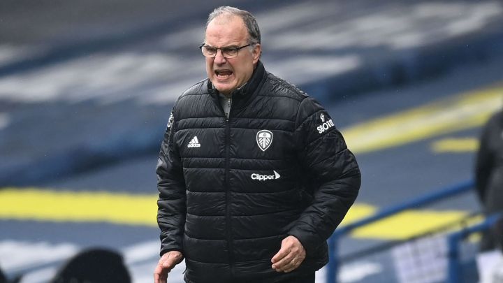 Marcelo Bielsa dirigiendo en un partido de Leeds United, en la Premier League.