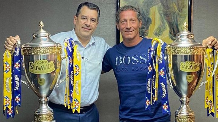 Rafael Villeda y Pedro Troglio mostrando los dos últimos títulos del equipo tras la renovación del entrenador para 2022.