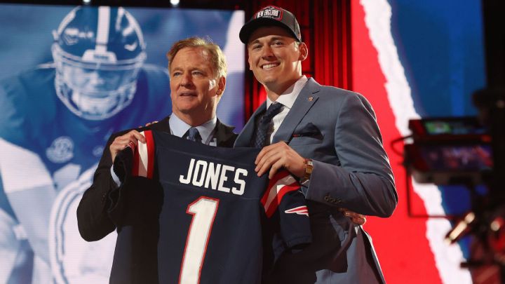 Mac Jones y Roger Goodell en el NFL Draft 2021