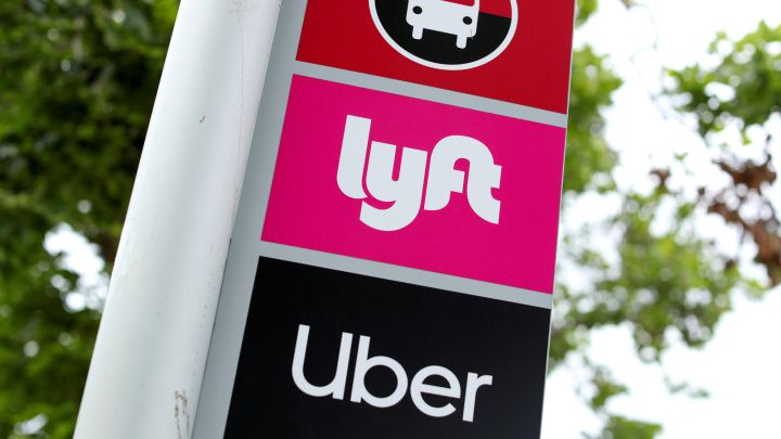Los logotipos de Lyft y Uber se muestran en San Diego