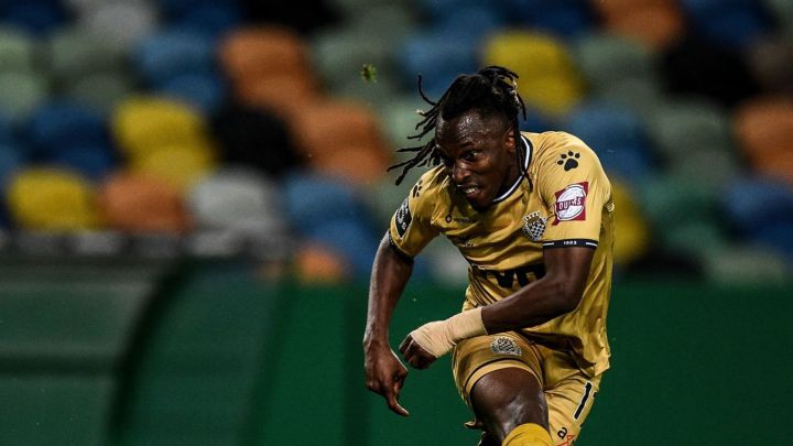 Alberth Elis en disparo ante Nuno Mendes en juego de Boavista ante Sporting Lisboa en el Estadios José Alvalade.