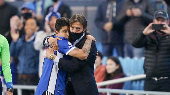 Matías Almeyda abrazando a Eduardo "Chofis" López antes de arrancar el partido entre San Jose Earthquales y D.C. United en el PayPal Park.