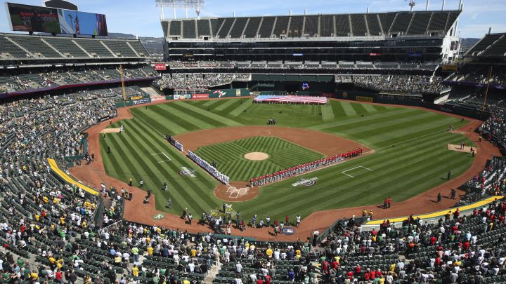 Panorámica del Oakland Coliseum en partido de los Athletics