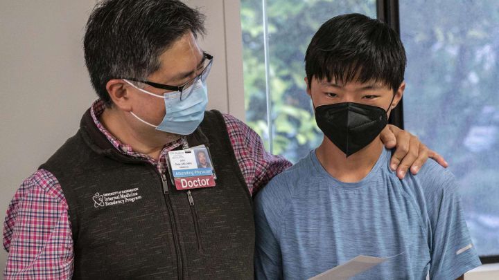 CDC: Personas vacunadas ya no tendrán que usar cubrebocas en interiores ni exteriores