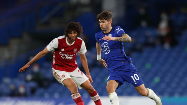 Christian Pulisic en control de balón ante la marca de Mohamed Elneny en duelo de Premier League entre Chelsea y Arsenal en Stamford Birdge.
