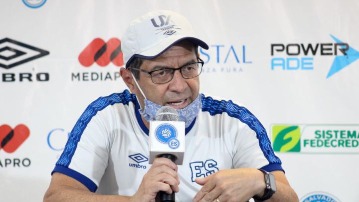 Hugo Pérez, seleccionador de El Salvador, atendiendo a la prensa en conferencia de prensa.