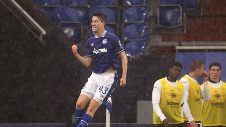 Matthew Hoppe celebrando su sexto gol de la temporada con Schalke 04 en juego ante Frankfurt.