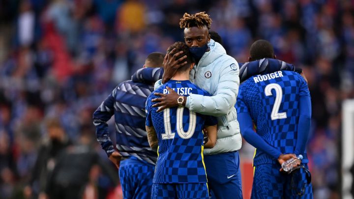 Tammy Abraham consuela a Christian Pulisic después de perder la final de la FA Cup por segunda vez, en esta ocasión contra Leicester City.