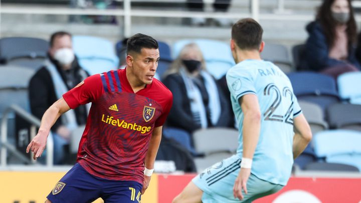 Rubio Rubin en juego de Real Salt Lake ante Jukka Raitala de Minnesota United en el Allianz Field.