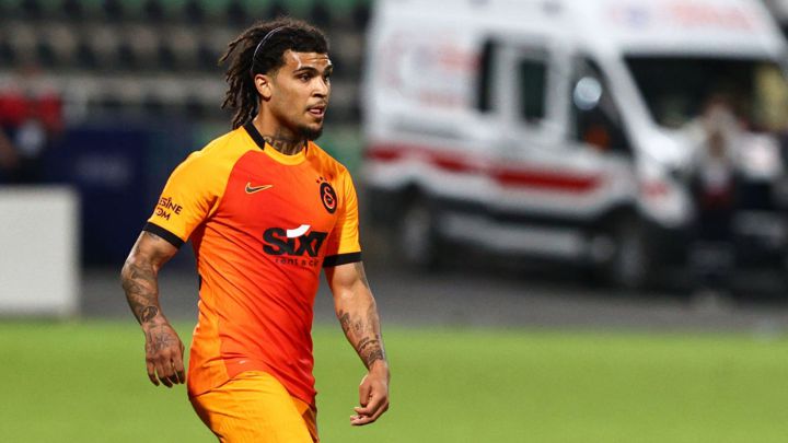 DeAndre Yedlin en posesión de balón con Galatasaray en partido contra Denizlispor.
