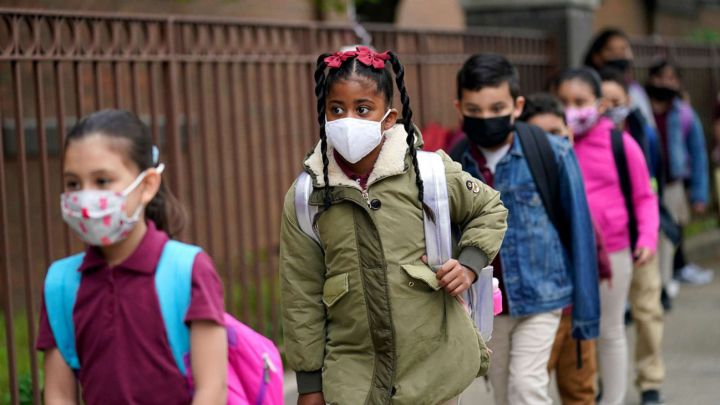 Los CDC recomiendan uso de mascarilla y distanciamiento físico en las escuelas