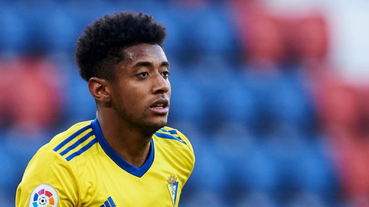 Anthony "Choco" Lozano en duelo de Cádiz ante Osasusna en el Estadio El Sada en Pamplona, España.