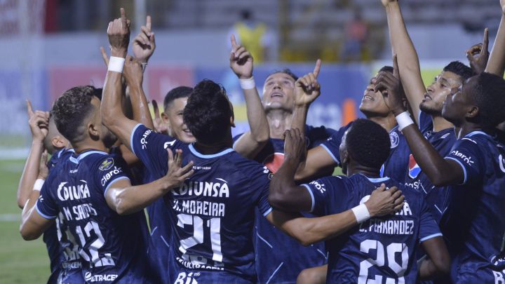 Jugadores de Motagua se reúnene para agradecer la victoria en la final de ida ante Olimpia en el Estadio Nacional.