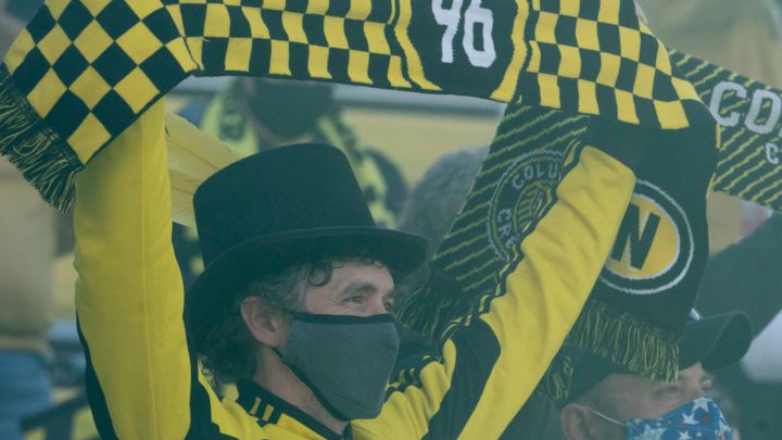Aficionado de Columbus Crew sosteniendo una bufanda del equipo previo al arranque del primer partido del 2021 entre Columbus y Philadelphia Union en el Historic Crew Stadium.