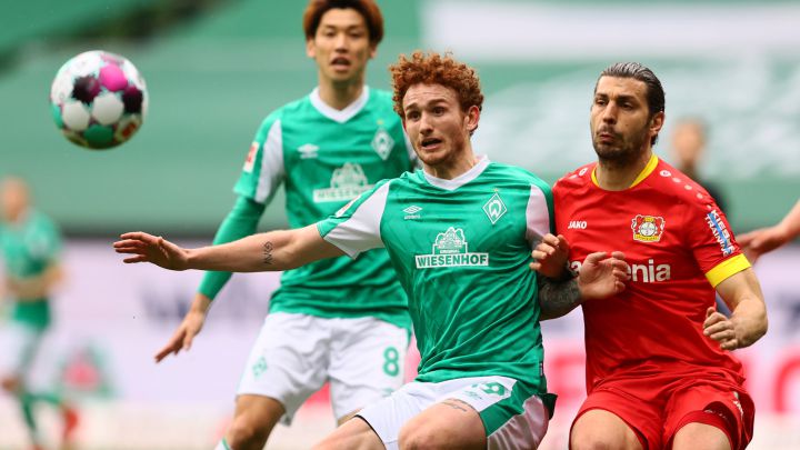 Josh Sargent buscando la recepción de balón en duelo con Aleksandar Dragovic durante partido de Werder Bremen y Bayer Leverkusen en el Wohninvest Weserstadion.