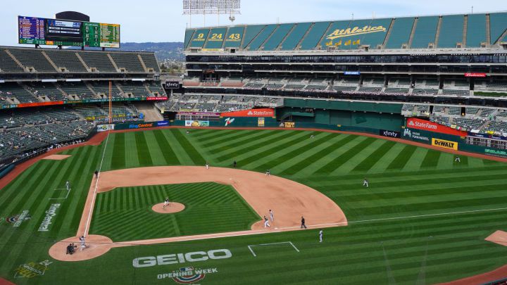 Panorámica del Oakland Coliseum en partido de los Athletics